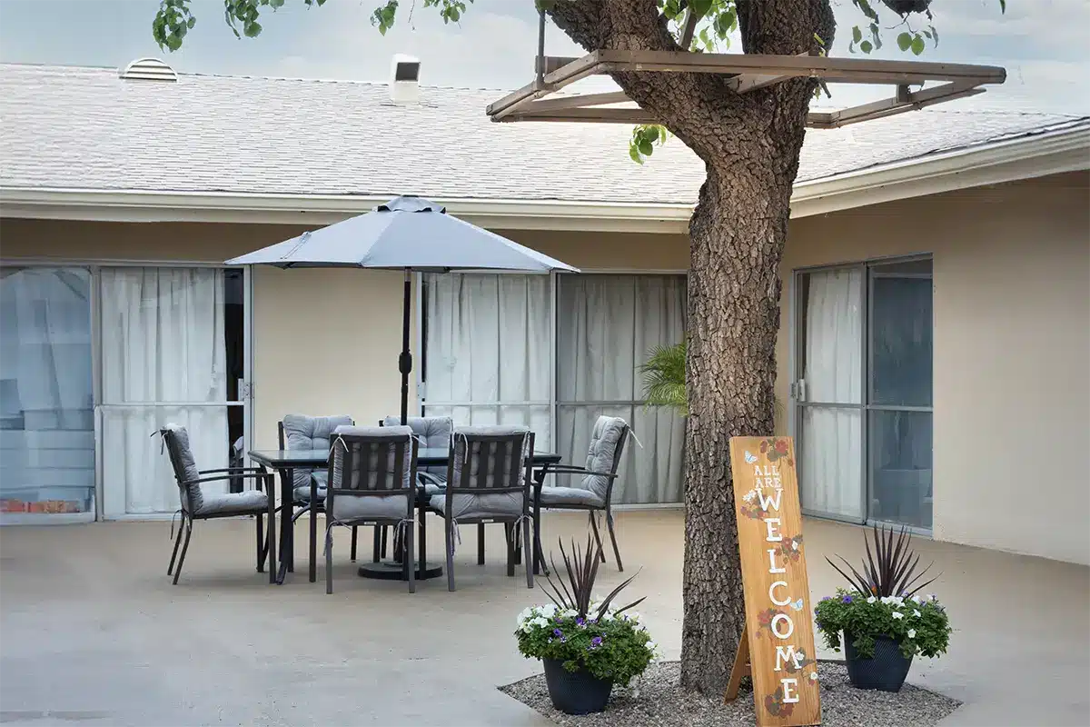 The courtyard with a table and chairs at San Jacinto Valley