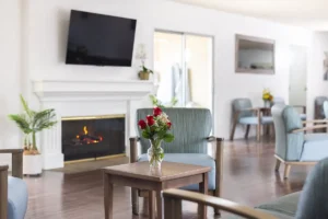 A common room with a TV at San Jacinto Valley