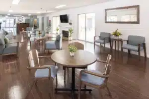 A common room with a table and chairs at San Jacinto Valley