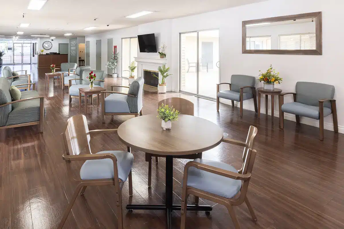 A common room with a table and chairs at San Jacinto Valley